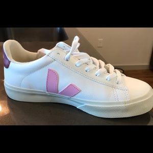 VEJA Campo . Extra white with Guimauve Marsala !